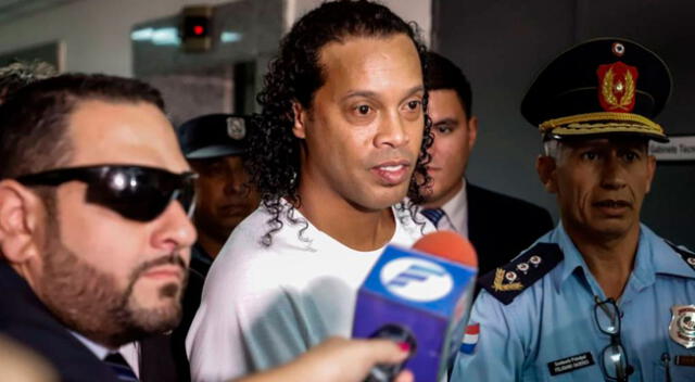 Ronaldinho cumple detención en lujoso hotel.