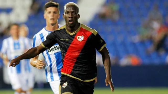 Luis Advíncula será el primer peruano en volver a jugar en plena pandemia.