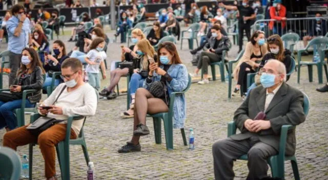 Mujeres y hombres de todas las edades asistieron al concierto respetando las normas de salud.