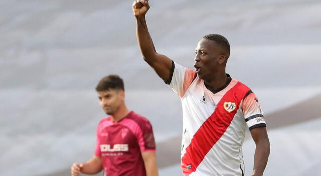 Luis Advíncula fue la figura del partido | Foto: EFE