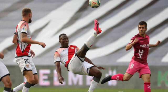 Luis Advíncula estuvo muy concentrado en la marca | Foto: EFE