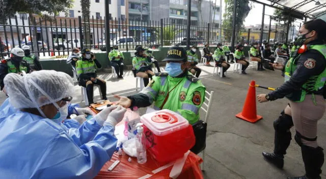 Realizan pruebas rápidas de coronavirus a policías de tránsito.