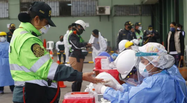 Realizan pruebas rápidas de coronavirus a policías de tránsito.