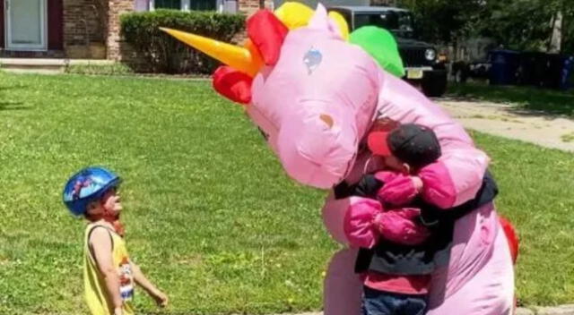 Maureen Sweeney, de 74 años, se volvió viral por su tierno reencuentro con sus nietos.