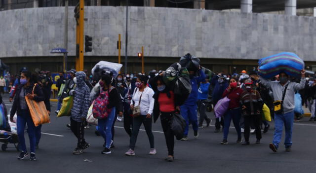 Aglomeración de ambulantes formales e informales.