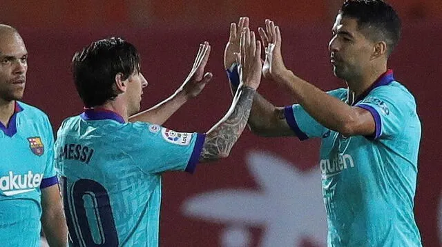 Messi festeja su gol con Suárez