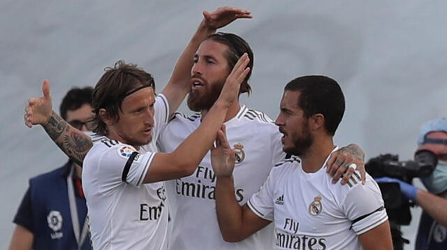 Sergio Ramos celebra su tanto con Modric y Hazard