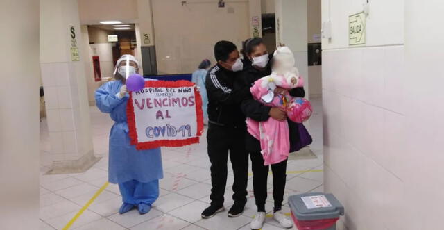 Las pequeñas fueron recibidas entre gritos y aplausos tras abandonar el hospital.