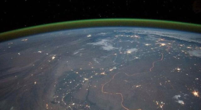 Los astronautas de la Estación Espacial Internacional ya habían detectado un brillo verde alrededor de la Tierra | Foto: NASA