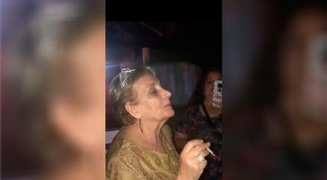 Abuelita celebra sus 80 años fumando marihuana.