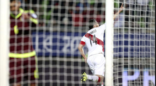 Gol de Claudio Pizarro a Venezuela fue uno de los más gritados por los hinchas | Foto: EFE
