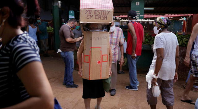 La abuelita recorre las calles de Cuba con su caja móvil.