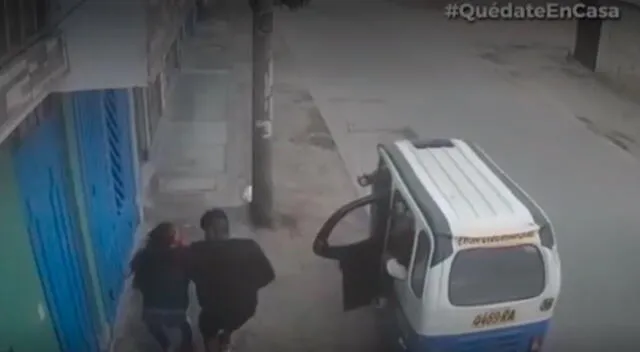 Delincuentes golpean a mujer para robarle