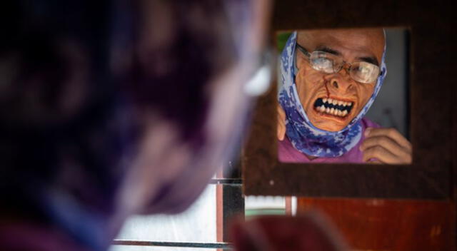 El artista filipino ha logrado sacar a su familia adelante gracias a las mascarillas de terror.