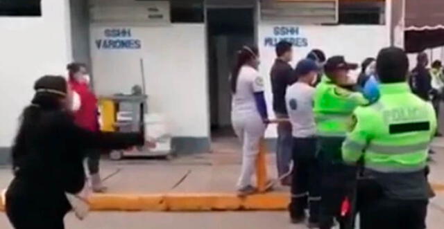 La mujer pidió entre lágrimas ayuda para su padre infectado por COVID-19.