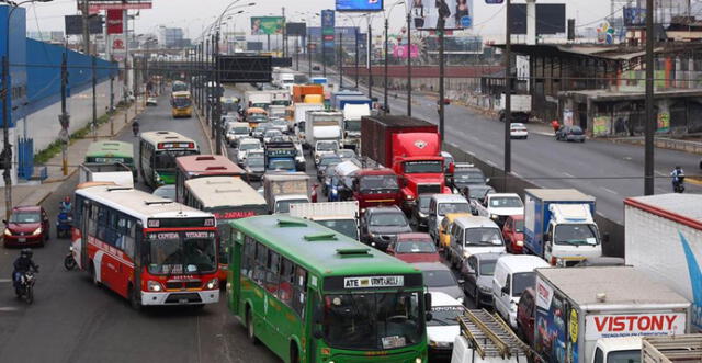 Pareja cree que el Gobierno discrimina al transporte público.