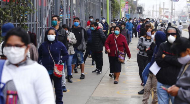 Centros comerciales ya abrieron sus tiendas y hubieron largas filas de clientes.