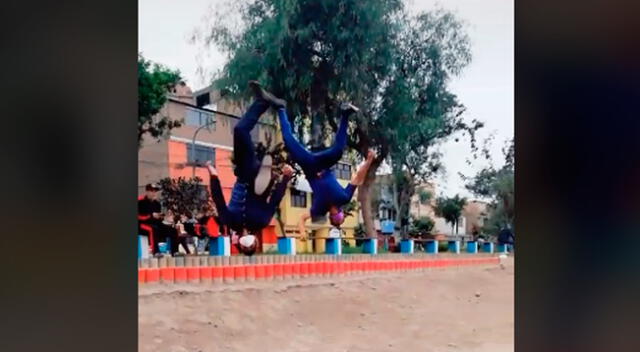 Volando en los aires. Dos jóvenes desarrollan a la perfección las artes marciales.