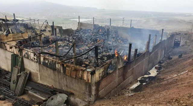 Familia se queda en la calle tras incendio de su vivienda.