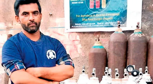 Shahnawaz Shaikh junto a los balones de oxígeno.