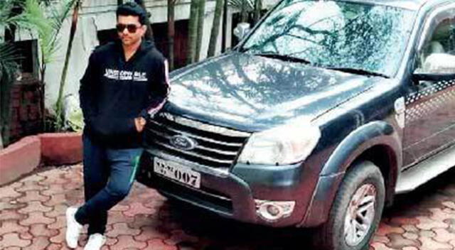 Shahnawaz Shaikh y su auto.