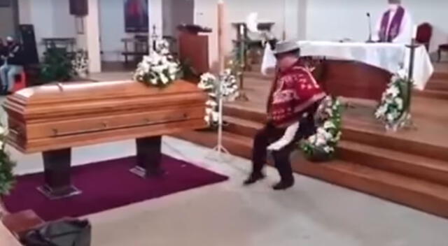 Hombre baila en el funeral de su esposa para cumplir su promesa