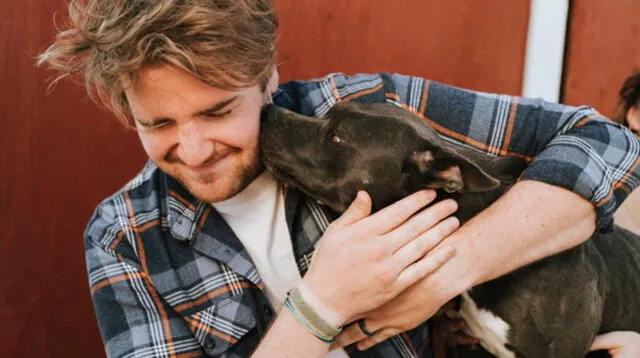 Mexicano defendió a su perro de los ataques de sus vecinos por tener a una mascota de raza pitbull y se alejaban porque pensaban que el cachorrito era peligroso y salvaje.