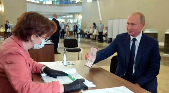 Vladimir Putin acudió a votar sin mascarilla ni guantes.