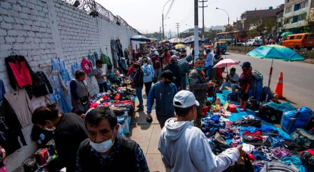 Comerciantes en las afueras del Hospital de San Juan de Lurigancho.