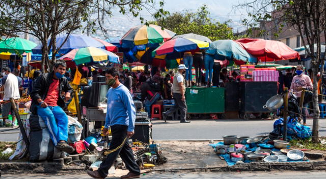 Comerciantes aglomerados en SJL.