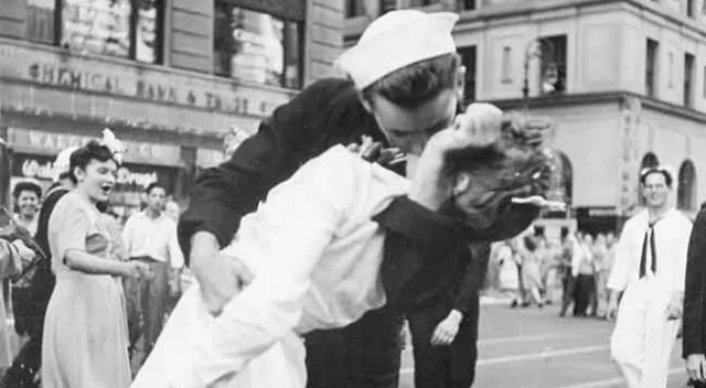 Foto del beso entre el marinero y la enfermera en 1945 por el fotógrafo Alfred Eisenstaedt.