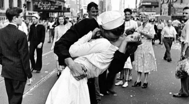 Foto del beso entre el marinero y la enfermera en 1945 por el fotógrafo Alfred Eisenstaedt.