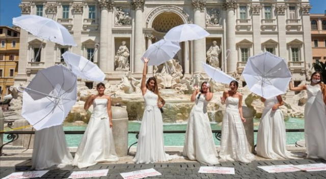 Las novias se reunieron en la Fontana de Trevi, en Roma, Italia.