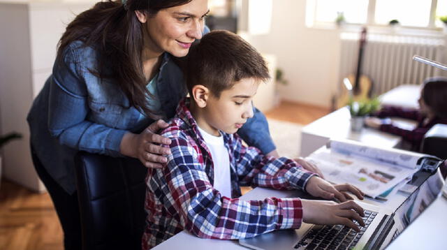 Se recomienda que los padres de familia fijen horarios en casa para las clases, tareas y los momentos de ocio de los niños.