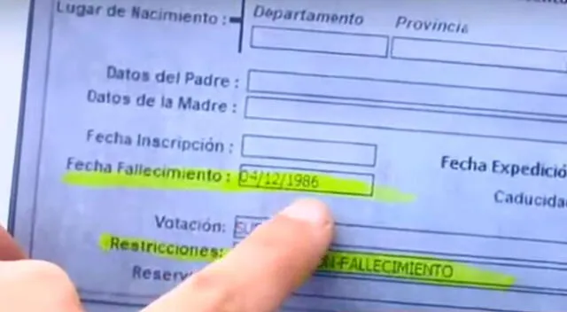 El regidor del municipio del Rimac, Mario Fernández, con documento en mano, mostró las evidencias de las presuntas irregularidades que se habría cometido en la municipalidad a la hora de entregar de este beneficio.