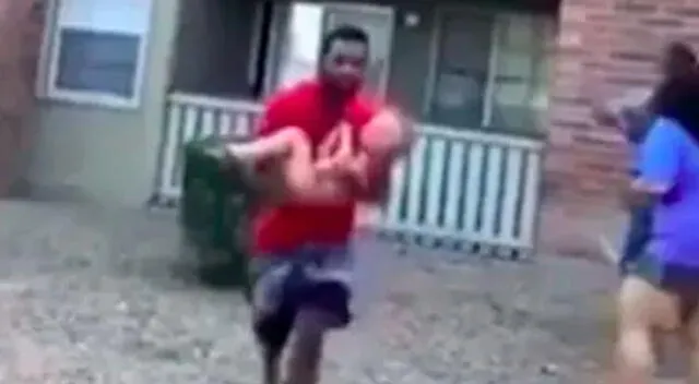 Hombre atrapa a un bebé que fue arrojado desde su departamento en llamas