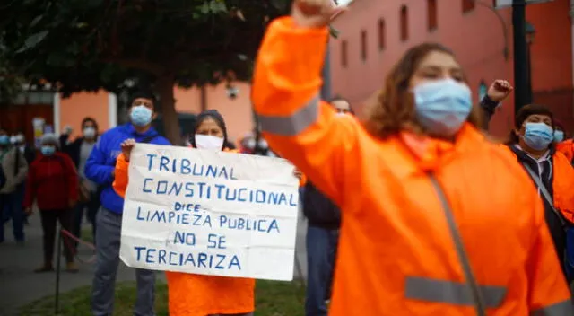 Las trabajadoras, esperan el cumplimiento de sus derechos laborales, ya que algunas de ellas, aseguran que vienen laborando, en su mayoría, desde hace 20 años.