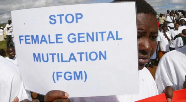 Niña Masai sostiene un cartel de protesta durante la protesta contra la mutilación genital femenina (FGM) en Kilgoris, Kenia. 21 de abril de 2007.