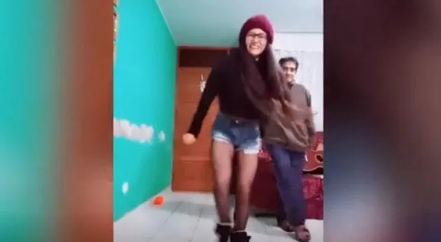 El video viral de TikTok muestra cómo el padre imita a la perfección los pasos de baile que realiza su hija, pero lo hace tan bien que termina robándose el show.