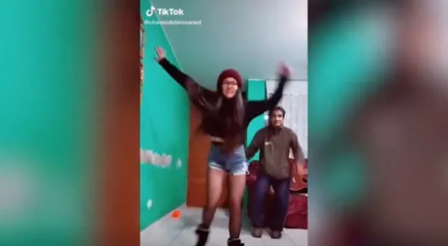 La muchacha se quedó sorprendida con la presentación de su padre y solo atinó a sonreír, mientras que su padre hace lo suyo y muestra sus mejores pasos para deslumbrar a los usuarios.