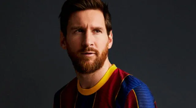 Lionel Messi muestra la nueva camiseta del Barcelona.