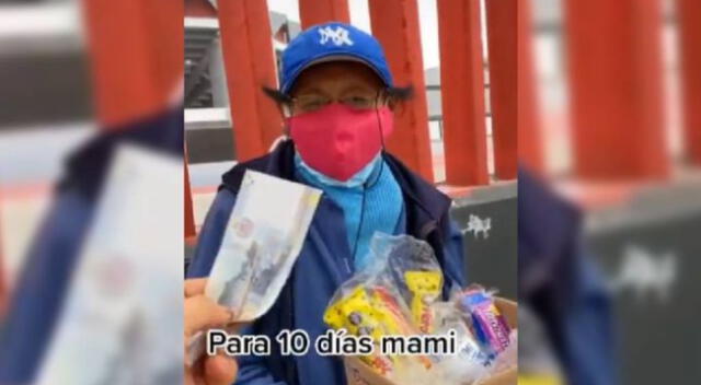 El joven ayudó a la humilde anciana dándole un billete de 100 soles.