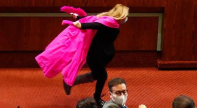 Desliza para ver las mejores imágenes de la diputada corriendo como Naruto.