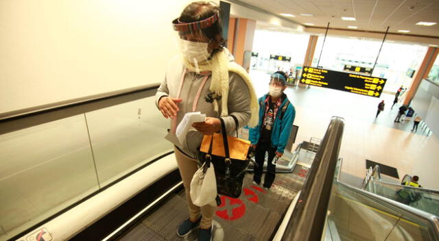 En el aeropuerto se debe usar mascarilla y protrector facial obligatoriamente.