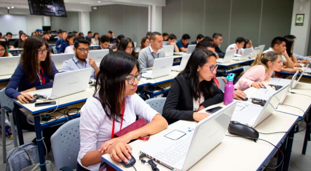 Gobierno peruano viene evaluando la posibilidad de brindar créditos estudiantiles a escolares y universitarios a fin de que no abandonen sus estudios.