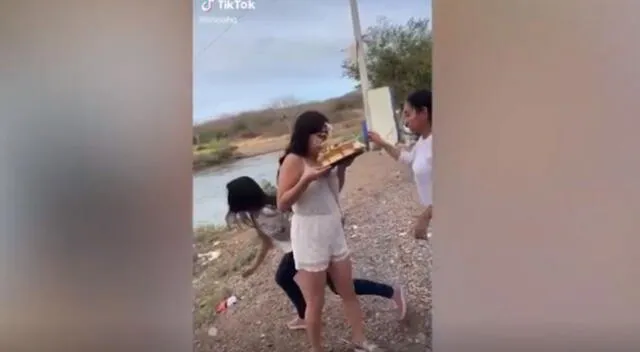 El corto video de la cumpleañera se viralizó en TikTok por la reacción que tuvo la madre al tirarle una piedra a su menor hija.