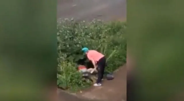 El video viral de YouTube muestra cómo la indignada señora golpea a la pareja tras encontrarlos manteniendo intimidad entre los arbustos a plena luz del día.