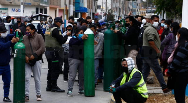 Decenas de personas esperan poder adquirir este vital elemento, pero algunos lo hacen sin respetar el distanciamiento social y sin usar correctamente la mascarilla.