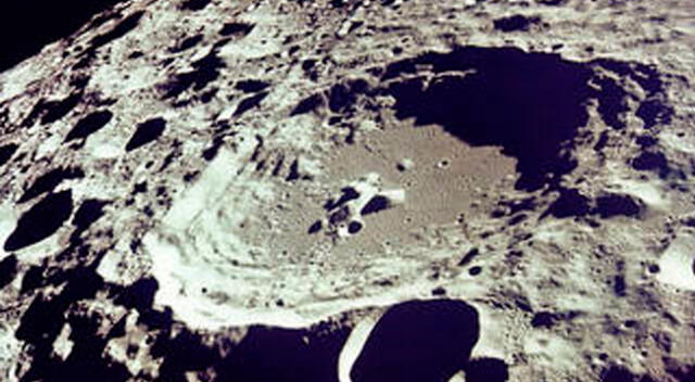El cráter 308 destaca en relieve en esta foto de la órbita lunar.