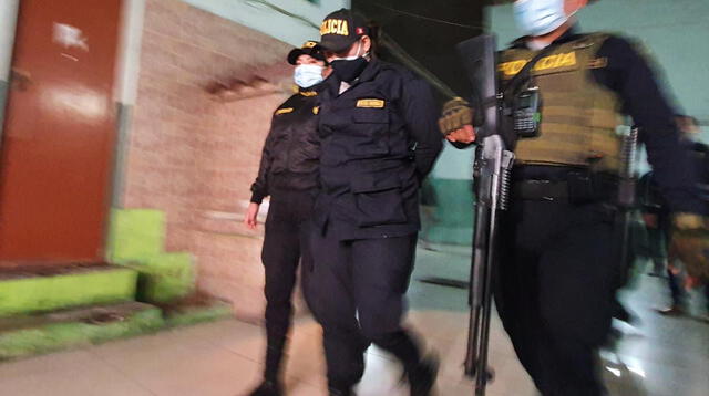 capturan a colombiana que se habría disfrazado de policía